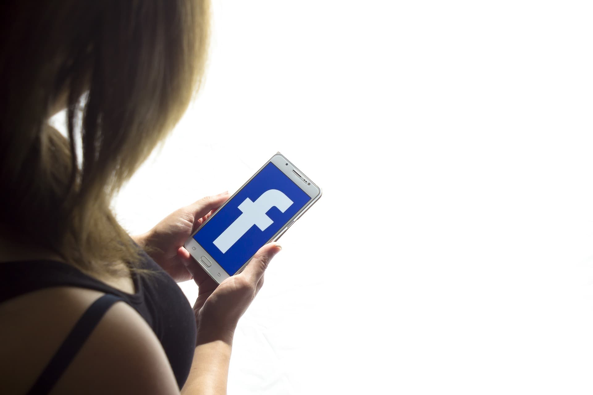 แอป Facebook สำหรับ iOS จับการเข้าถึงกล้องในแบบพื้นหลัง